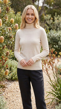 Women's Slim-Fit Knit Turtleneck Sweater with Long Sleeves and Ribbed Cuffs