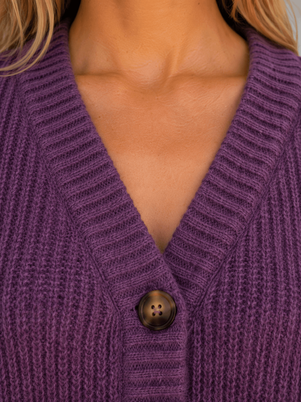 Women's Chunky Ribbed Knit V-Neck Cardigan with Oversized Buttons and Relaxed Sleeves