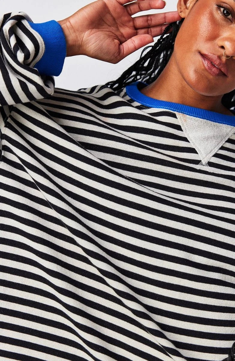 Women's Oversized Striped Long-Sleeve Sweater with Contrast Trim and Crew Neck